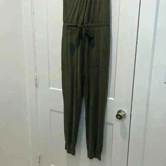 Heartloom army green jumpsuit size medium. In perfect condition! - Picture 6 of 13